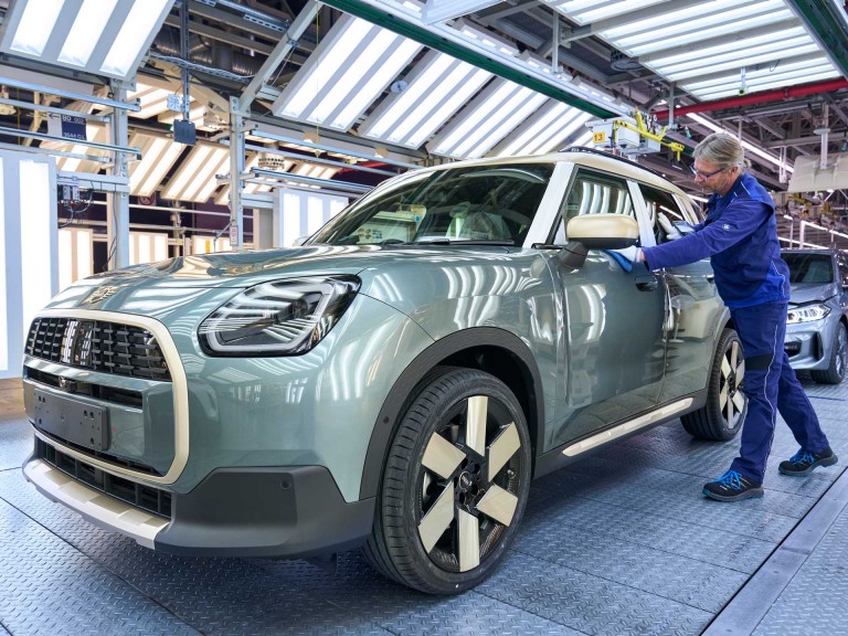 MINI udržateľnosť – čisto elektrické MINI Countryman – výrobná linka v Lipsku